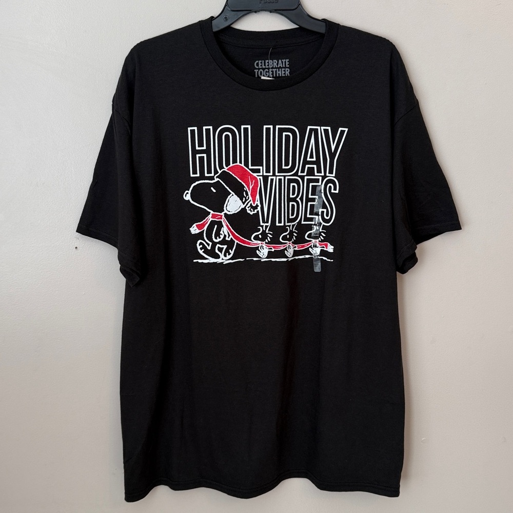 NWT Peanuts Snoopy Holiday Vibes TShirt Graphic Short Sleeve Christmas Size XL